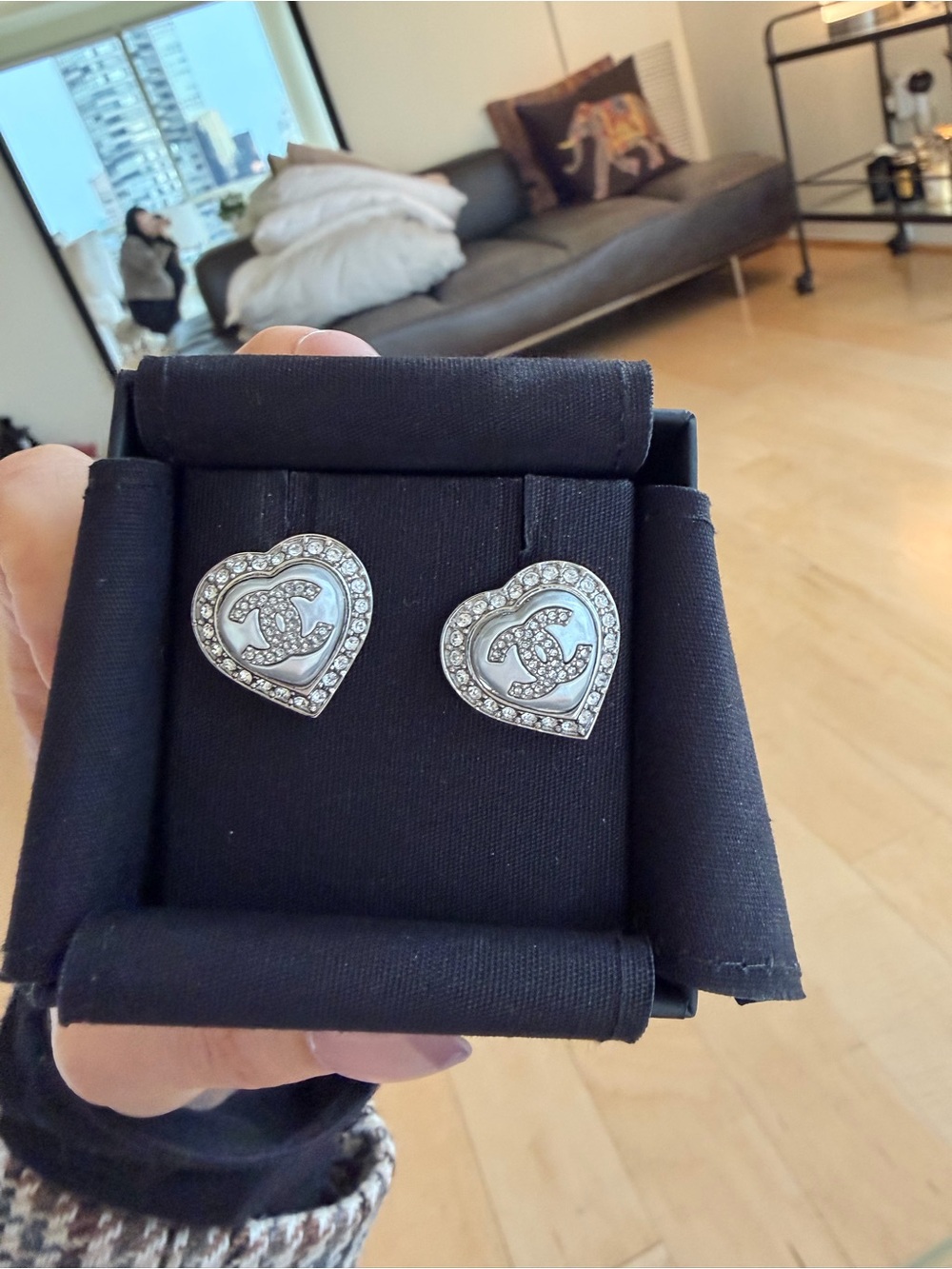 CHANEL Silver pearl heart Logo CC Crystal Earrings - Picture 2 of 10